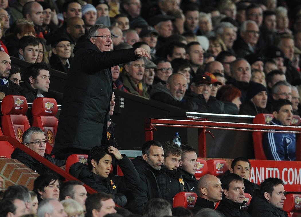 Sir Alex Ferguson má z lavičky svému Manchesteru United pořád co říct