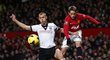 Mladíček z United Adnan Januzaj se snaží prosadit v zápase s Fulhamem