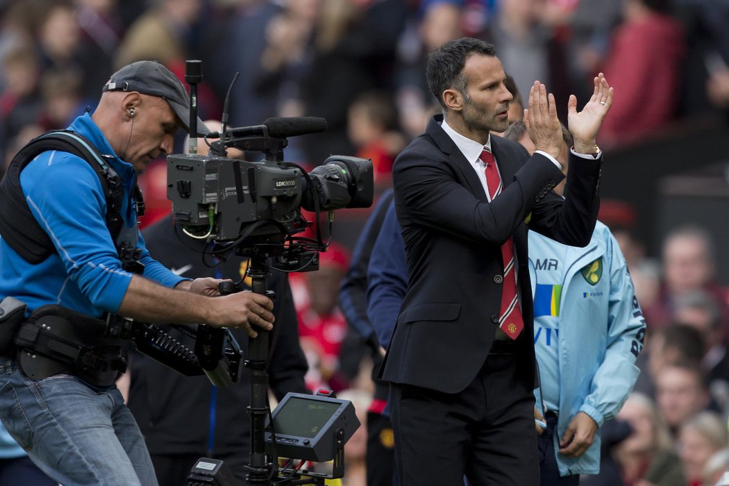 Nový manažer Manchesteru United Ryan Giggs si užíval podporu fanoušků, za Davida Moyese nevídaná věc. United vyhráli nad Norwichem 4:0