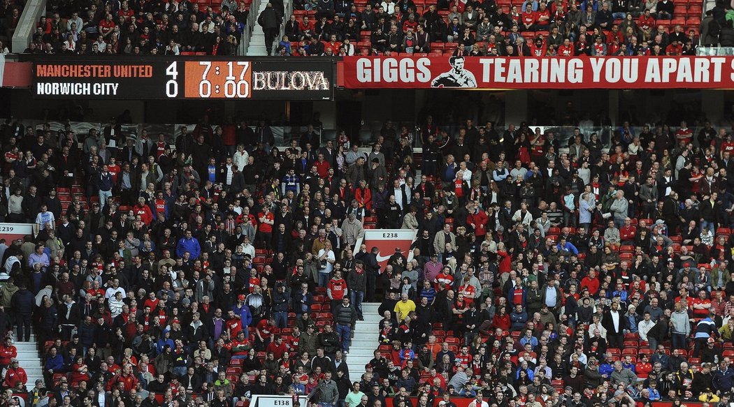 Nový manažer Manchesteru United Ryan Giggs si užíval podporu fanoušků, za Davida Moyese nevídaná věc