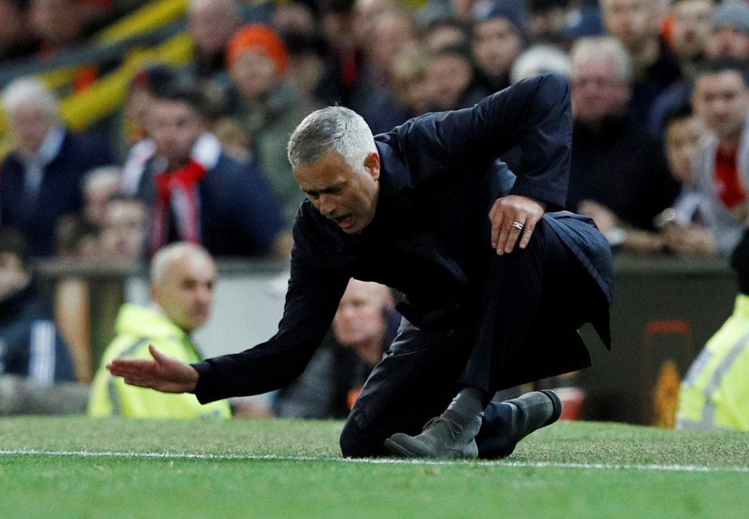 Trenér Manchesteru United José Mourinho mlátí do trávy v duelu s Newcastlem