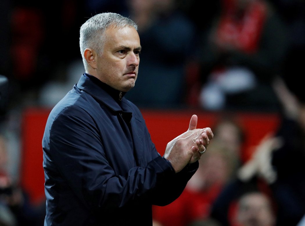 Trenér Manchesteru United José Mourinho aplauduje fanouškům po duelu s Newcastlem