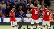 Fotbalisté Manchesteru United se radují z gólu Jadona Sancha (vlevo)