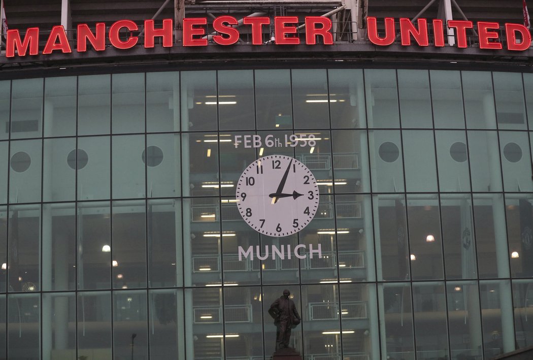 Obří hodiny na boku stadionu Old Trafford v Manchesteru budou navždy ukazovat už jen jeden čas: 15:04, tedy čas tragického vzletu