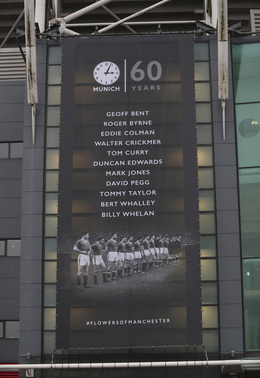 Mnichovskou katastrofu připomíná na zevnějšku stadionu Old Trafford i obří plaketu se jmény všech zesnulých fotbalistů