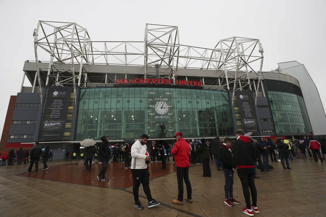 Tragickou událost budou navždy připomínat hodiny na boku stadionu Old Trafford s časem 15:04, tedy časem vzletu letadla