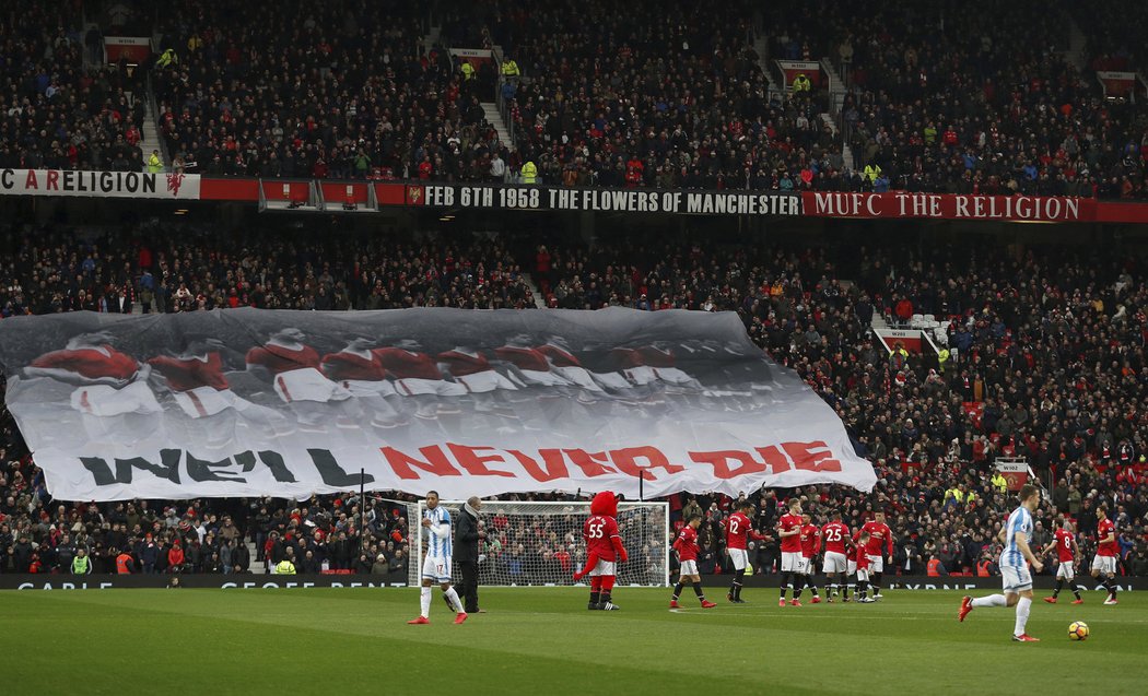 Během sobotního utkání s Huddersfieldem (2:0) vytáhli fanoušci Manchesteru United obří choreo s nápisem: &#34;Nikdy nezemřeme&#34;