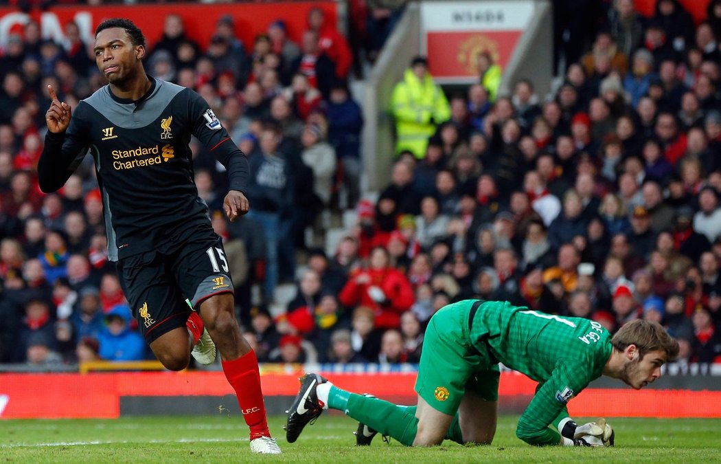 Liverpoolský Daniel Sturridge odbíhá slavit gól, zatímco překonaný brankář United David de Gea sleduje míč mířící do branky