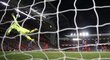 Fantastický zákrok Davida de Gey v brance Manchesteru United proti střele liverpoolského Philippe Coutinha