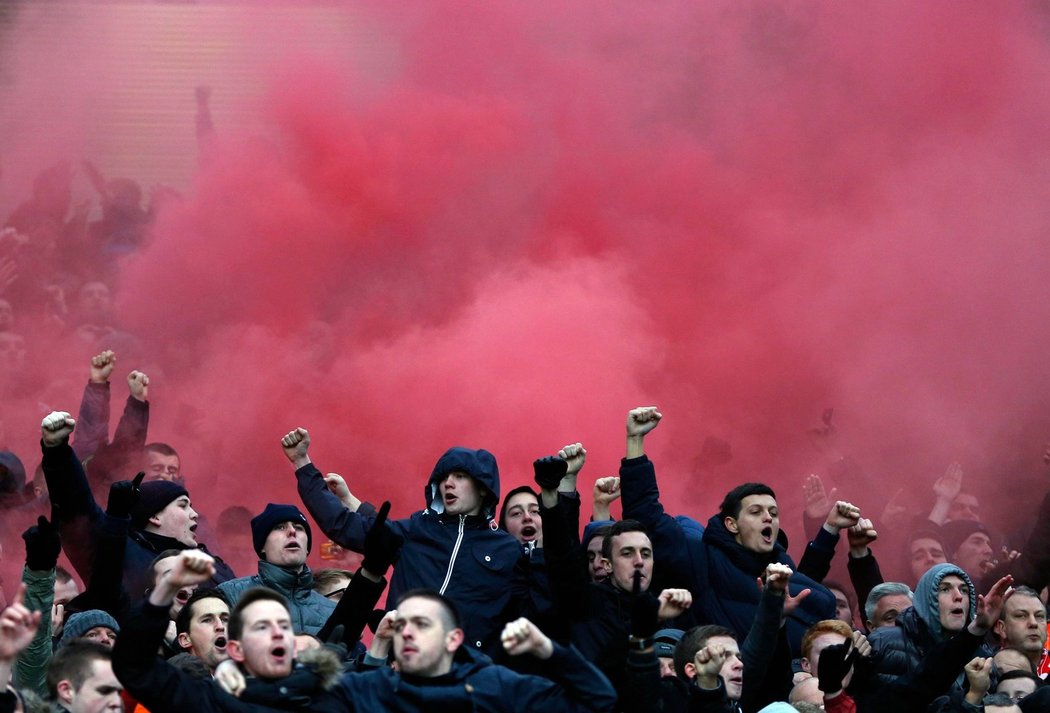 Fanoušci Liverpoolu si na Old Trafford lehce zařádili...