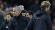 José Mourinho (vlevo) z Manchesteru United a jeho rival z Liverpoolu Jürgen Klopp po konci zápasu