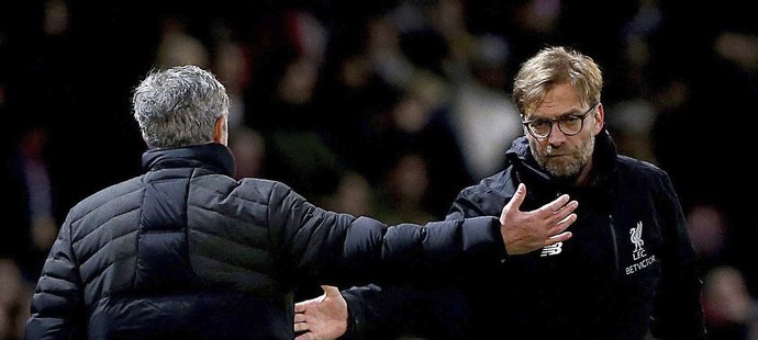 Po utkání si José Mourinho a Jürgen Klopp plácli