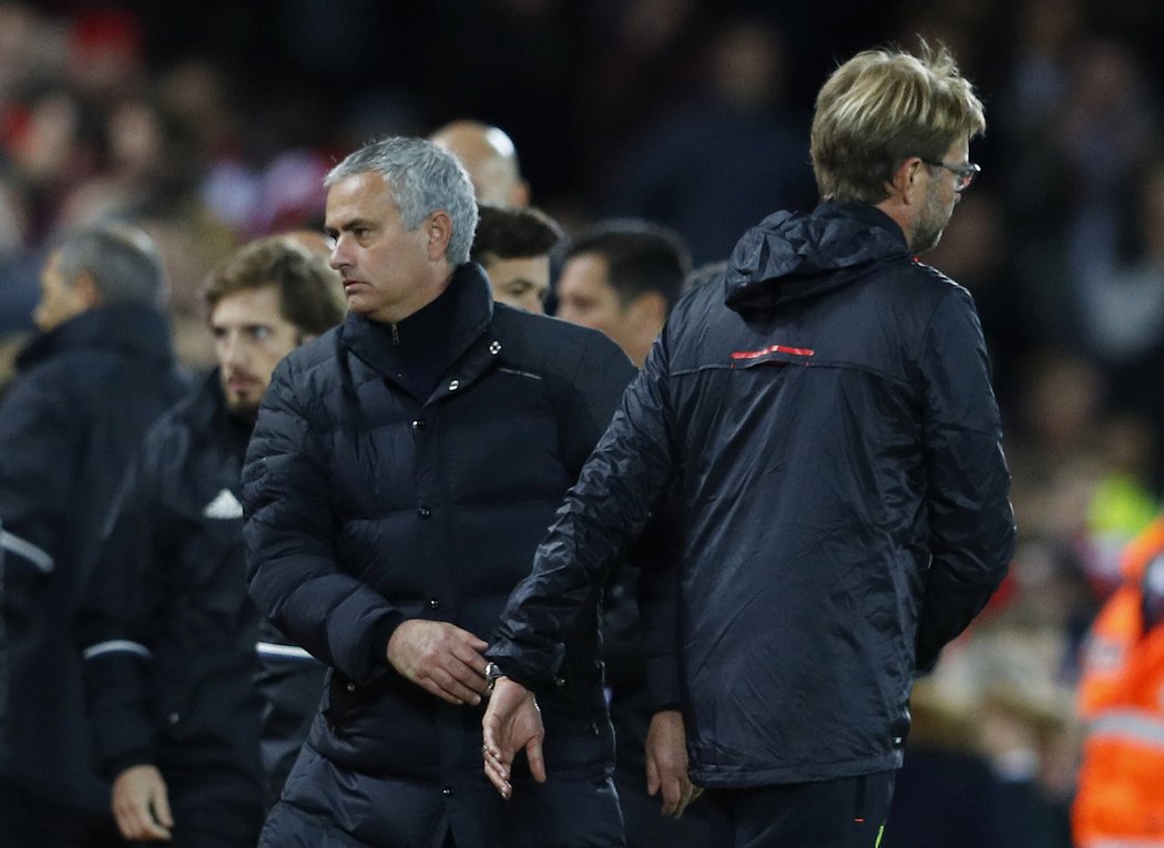 José Mourinho (vlevo) z Manchesteru United a jeho rival z Liverpoolu Jürgen Klopp po konci zápasu