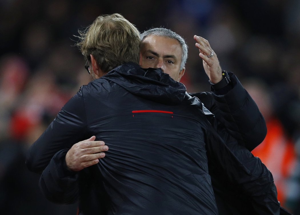 Slavní trenéři Jürgen Klopp a José Mourinho se pozdravili před soubojem Liverpoolu s Manchesterem United