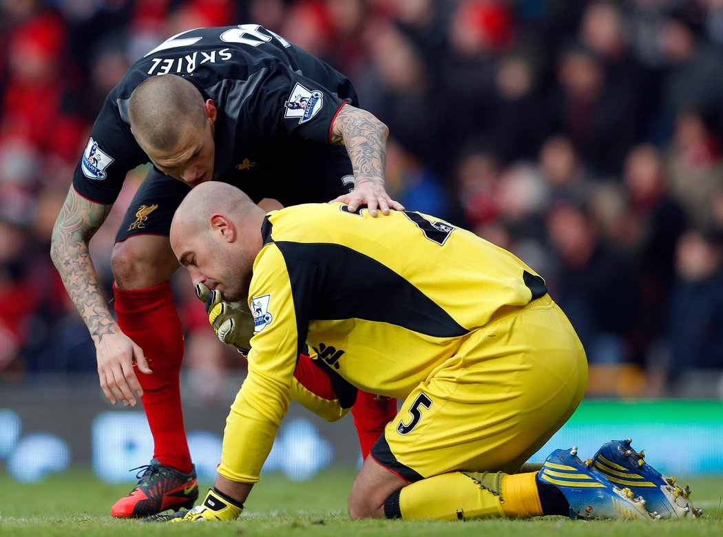 Martin Škrtel se sklání k brankáři Pepé Reinovi poté, co se srazil s manchesterským Kagawou