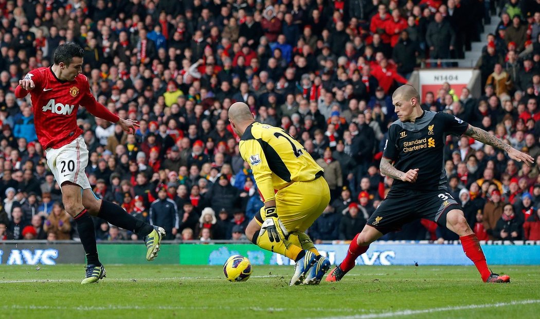 Van Persie (vlevo) zkouší patičkou překonat brankáře Liverpoolu Pepeho Reinu, míč se snaží zastavit i Martin Škrtel