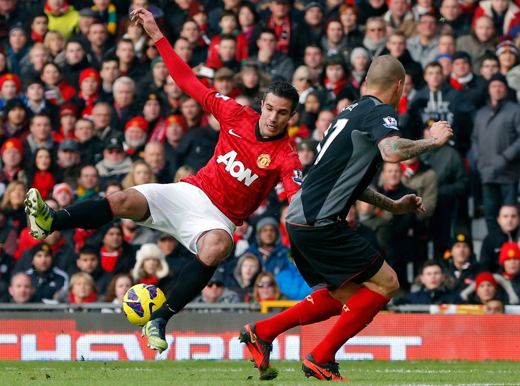 Liverpoolský Škrtel atakuje Robina van Persieho z Manchesteru United