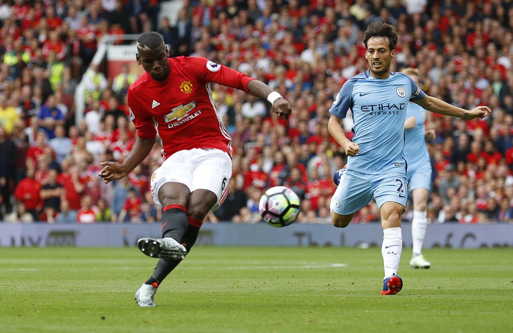 Paul Pogba, nejdražší hráč světa, pálí v dresu Manchesteru United na branku v utkání Premier League proti Manchesteru City.