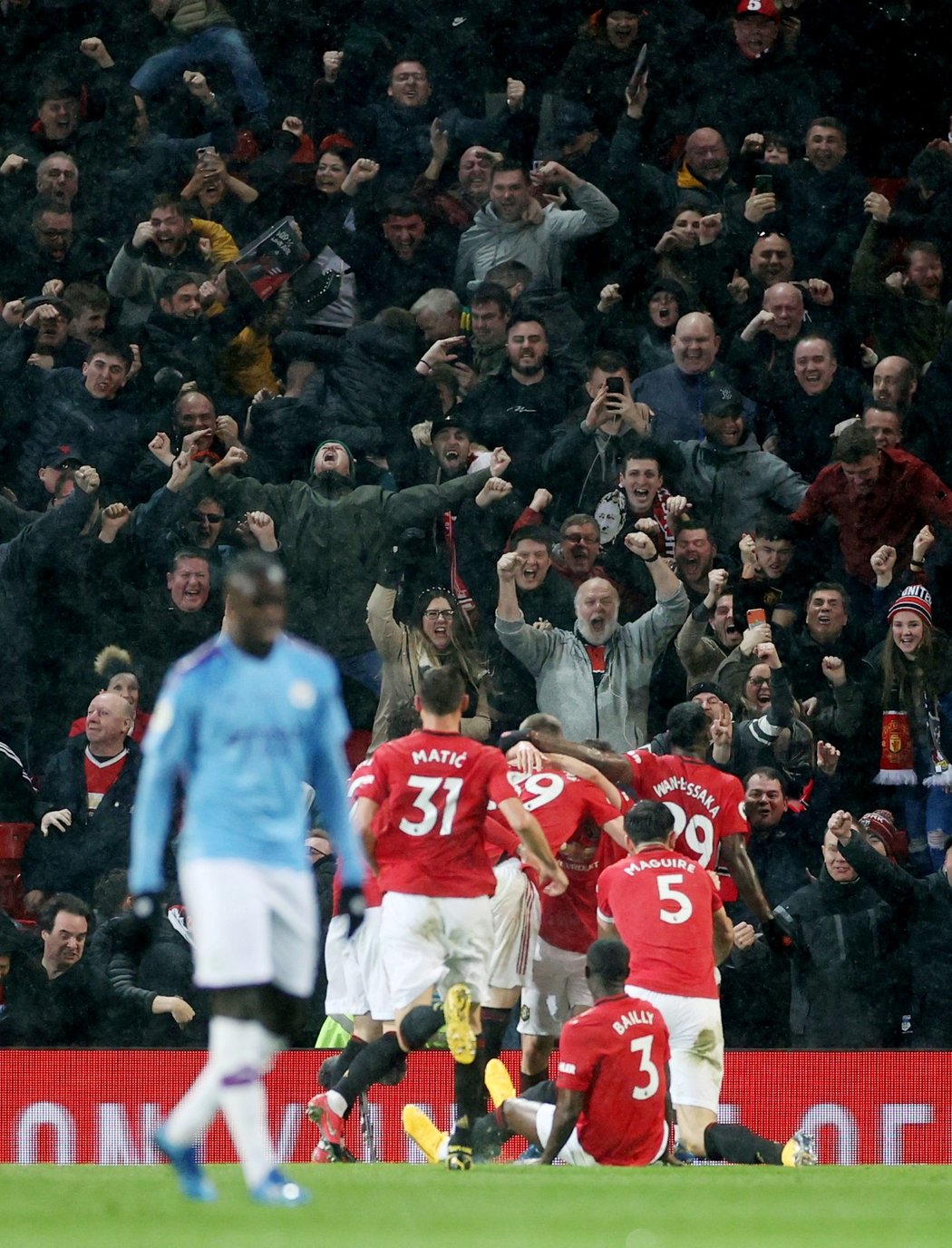 Fotbalisté Manchesteru United slaví druhou trefu ve vítězném derby se City 2:0, o níž se postaral Scott McTominay