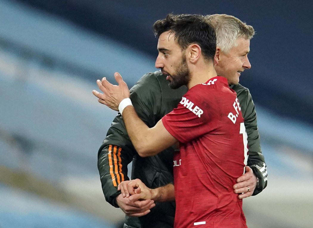 Bruno Fernandes v objetí s koučem Solskjaerem