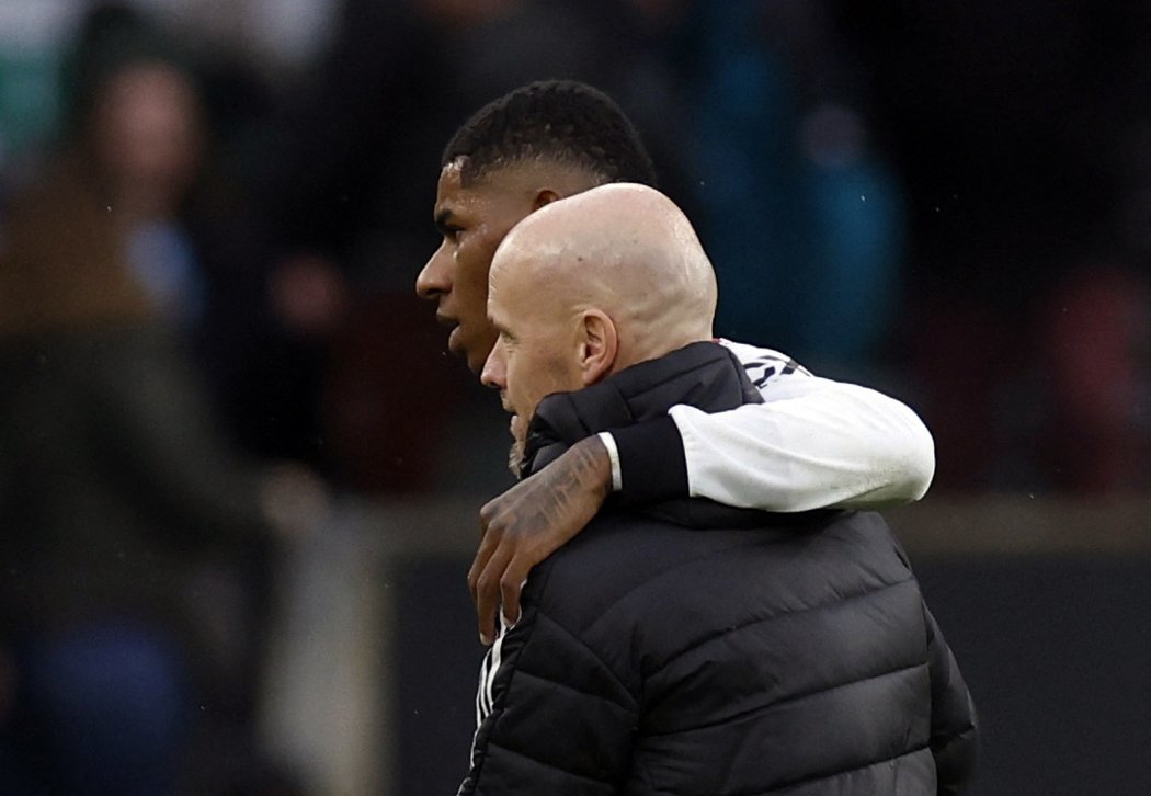 Marcus Rashford se objímá s trenérem Ten Hagem po zápase