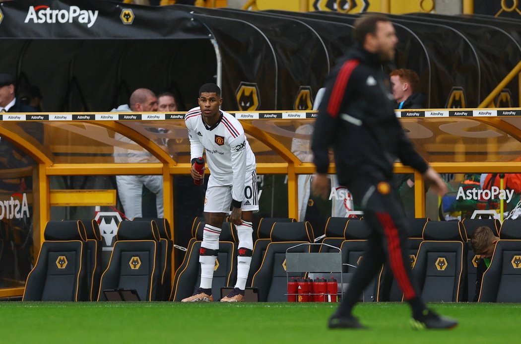 Marcus Rashford začal duel s Wolverhamptonem kvůli disciplinárnímu přečinu na lavičce