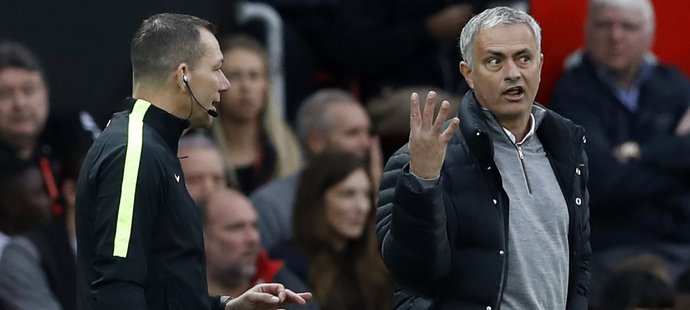 José Mourinho spílal během utkání s Burnley rozhodčím a musel na tribunu.