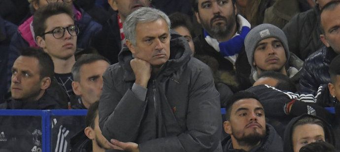 José Mourinho v průběhu prohraného zápasu s Chelsea
