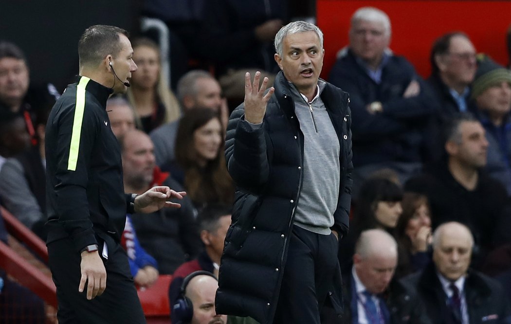 José Mourinho spílal během utkání s Burnley rozhodčím a musel na tribunu.