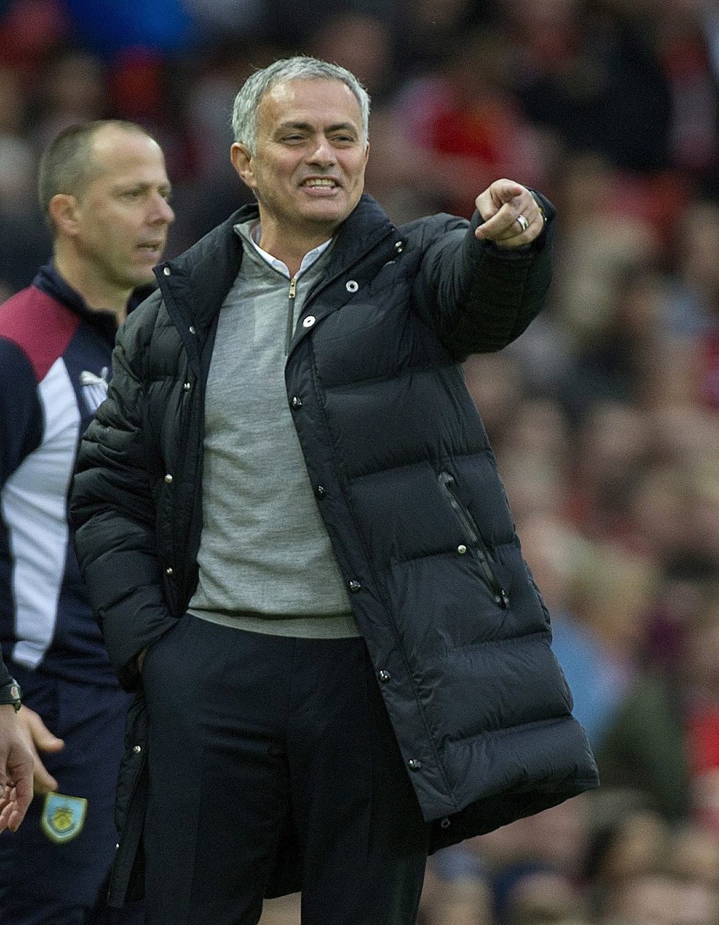 Manažer José Mourinho během zápasu Premier League divoce gestikuloval směrem k sudím. Chtěl, aby United kopali penaltu.