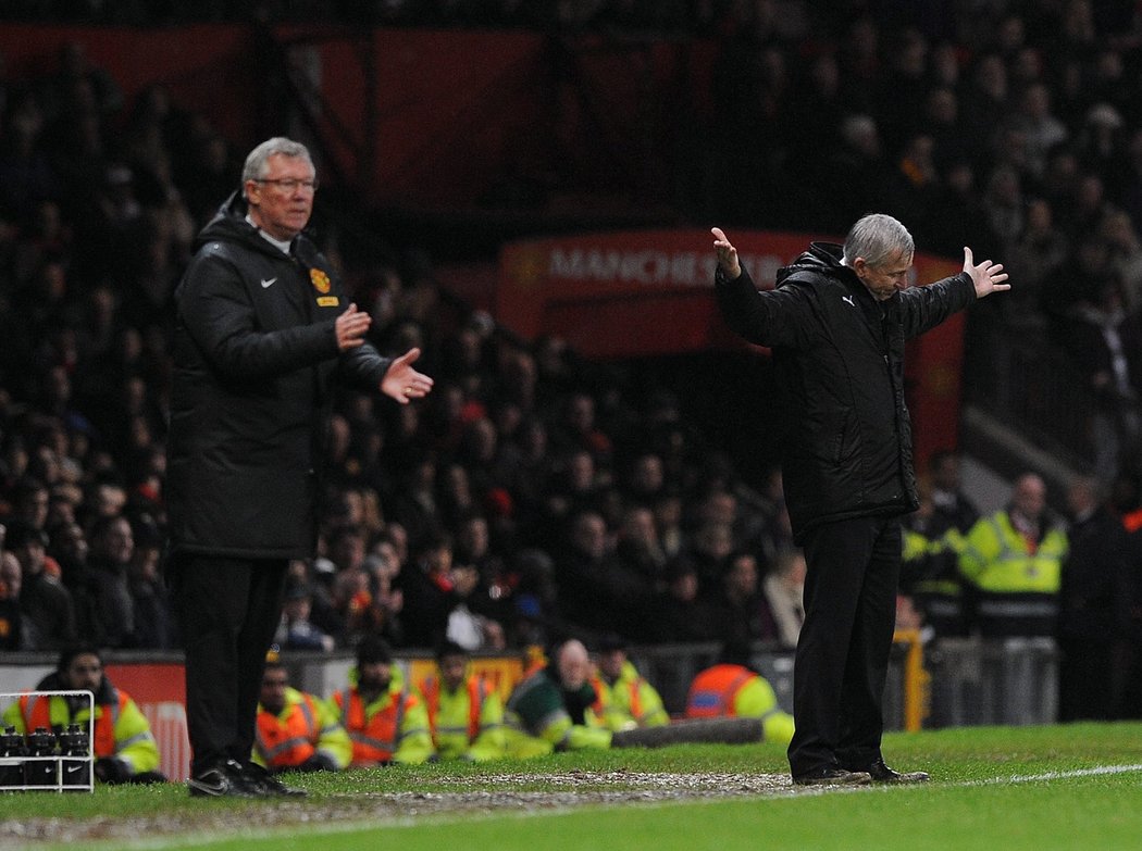 Alex Ferguson a Alan Pardew během utkání svých svěřenců z Manchesteru United a Newcastlu