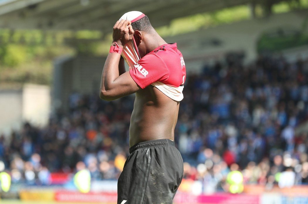 Zklamaný záložník Paul Pogba po remíze s Huddersfieldem