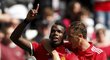 Paul Pogba a Nemanja Matič slaví výhru Manchesteru United nad Swansea