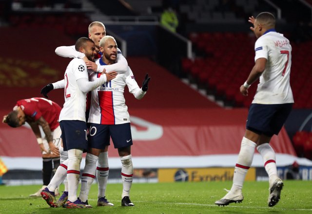 Fotbalisté Paris Saint-Germain oslavují vstřelenou branku do sítě Manchesteru United