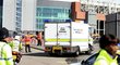 Auto s pyrotechniky míří ke stadionu Manchesteru United, kde se našel podezřelý balíček
