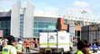 Auto s pyrotechniky míří ke stadionu Manchesteru United, kde se našel podezřelý balíček