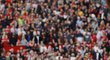 Raphael Varane už je hráčem Manchesteru United, tým ho představil na zaplněném stadionu