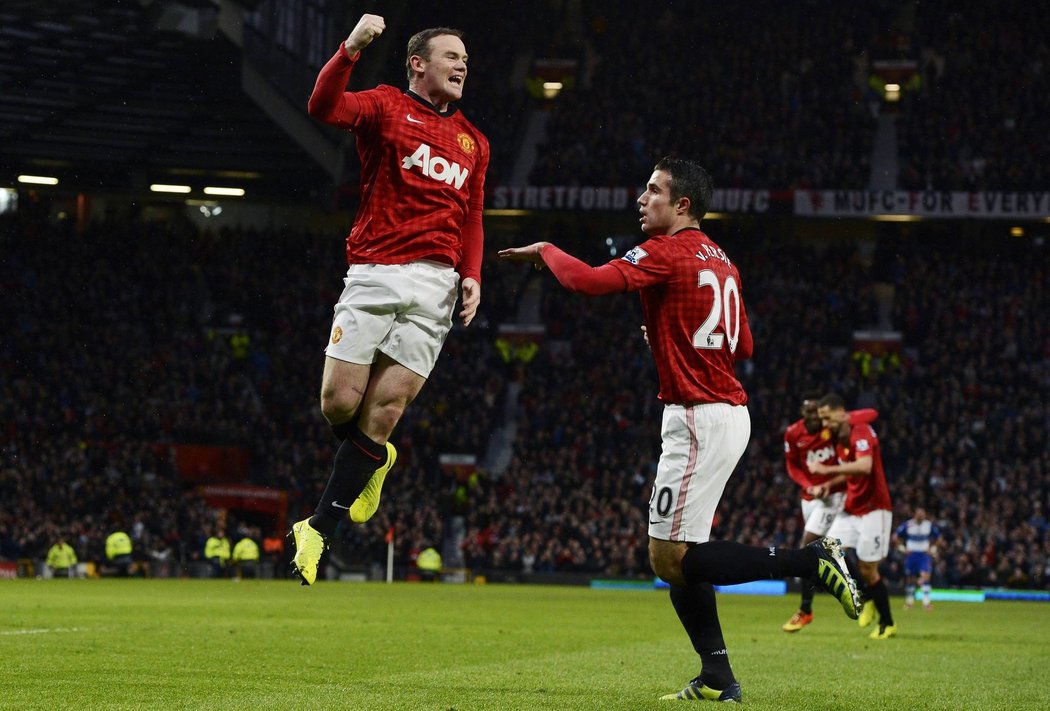 Wayne Rooney slaví vítězný gól v síti Readingu, Manchester United zápas vyhrál 1:0. Gratulovat mu přibíhá Robin van Persie