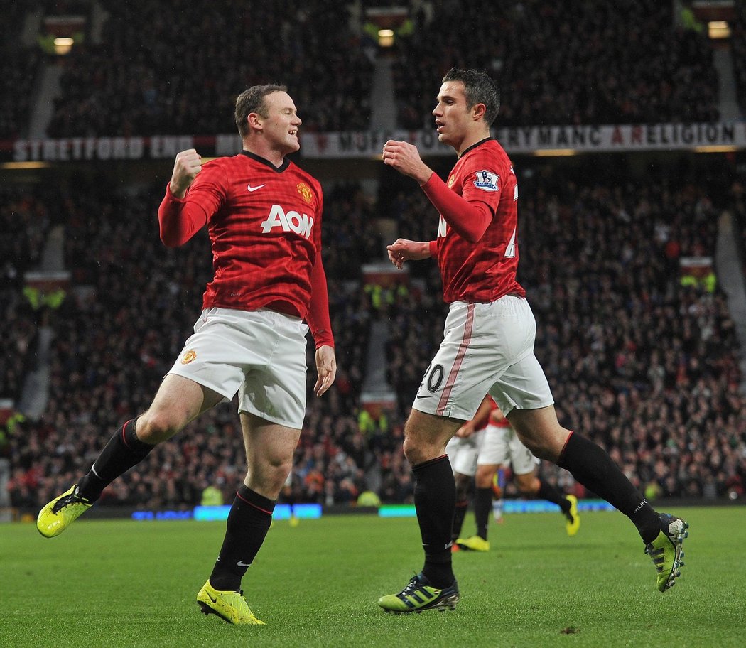 Wayne Rooney slaví vítězný gól v síti Readingu, Manchester United zápas vyhrál 1:0. Gratulovat mu přibíhá Robin van Persie