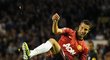 Útočník Manchesteru United Robin van Persie vysílá střelu na branku Evertonu