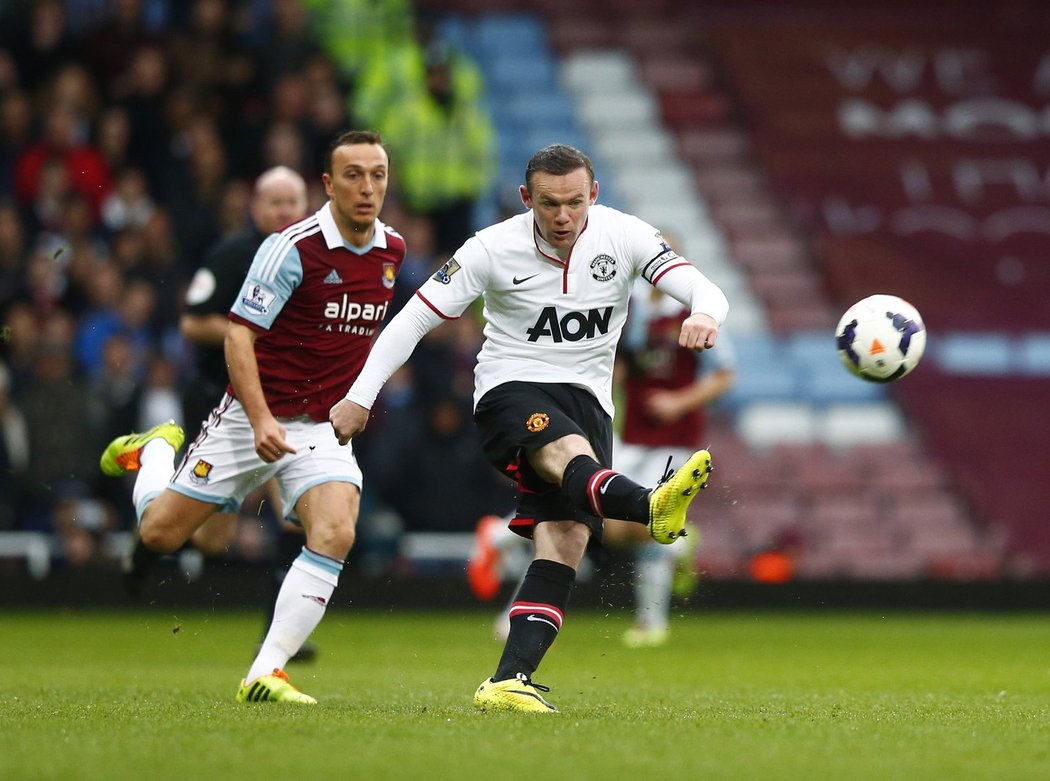 Wayne Rooney dal první gól do sítě West Hamu skoro z poloviny hřiště. Manchester United vyhrál 2:0