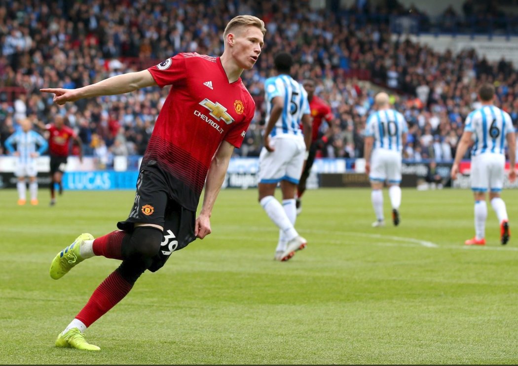 Scott McTominay slaví gól do sítě Huddersfieldu