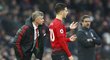 Ole Gunnar Solskjaer předává Diogu Dalotovi instrukce