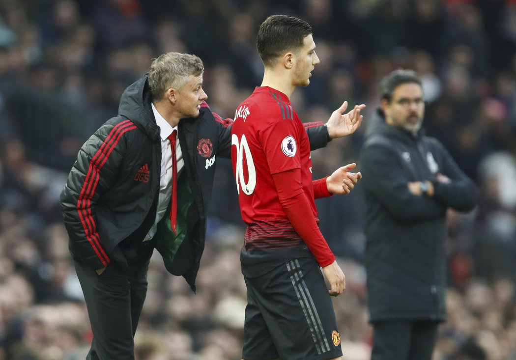 Ole Gunnar Solskjaer předává Diogu Dalotovi instrukce