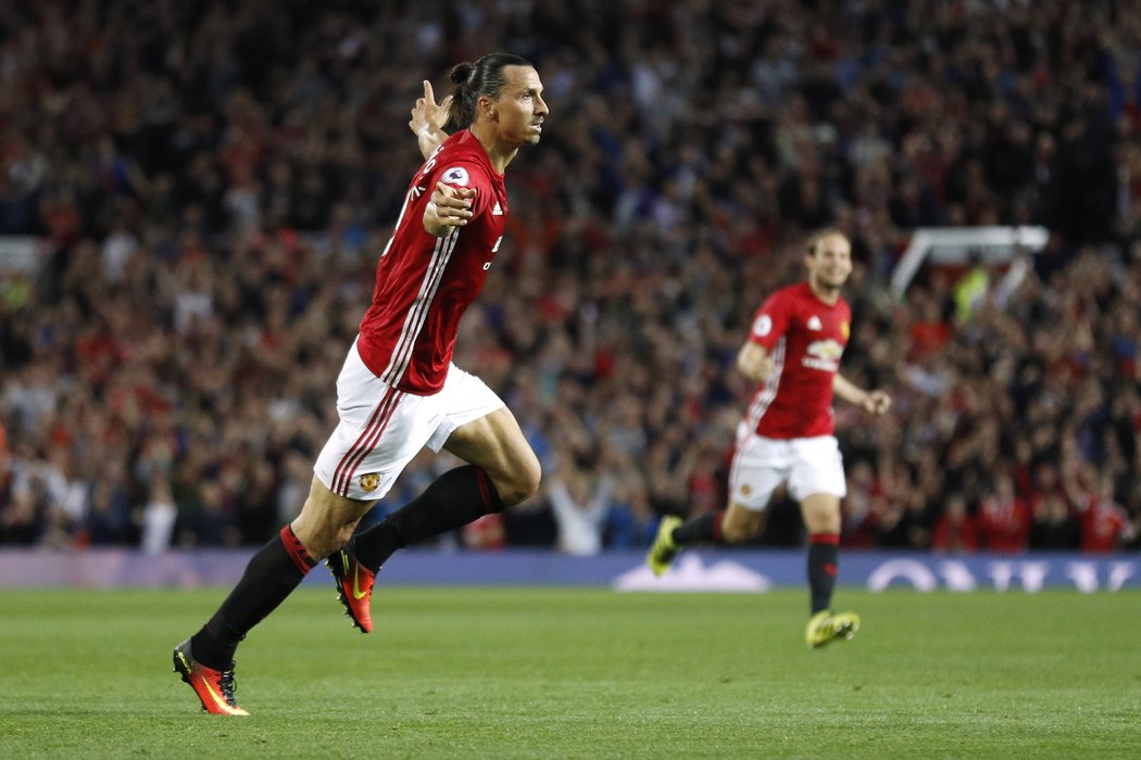 Útočník Manchesteru United Zlatan Ibrahimovic se raduje z branky do sítě Southamptonu