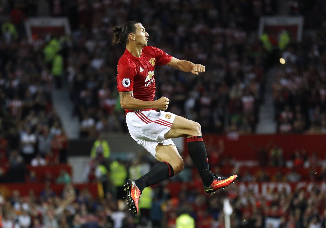 Švédský kanonýr Zlatan Ibrahimovic se raduje z branky do sítě Southamptonu