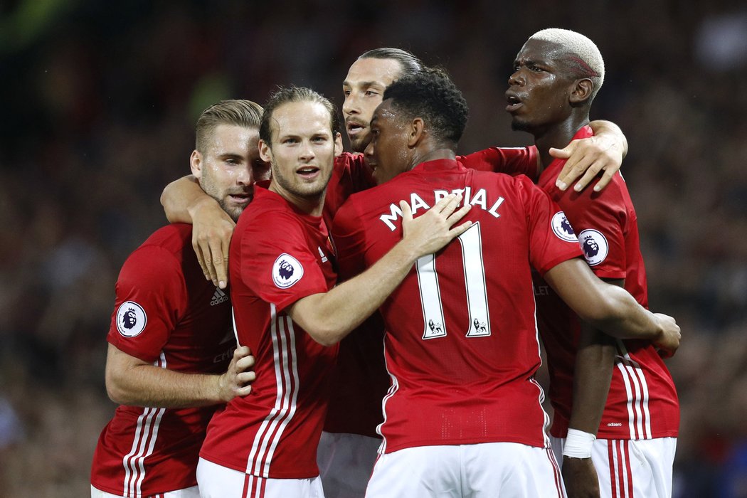 Hráči  Manchesteru United se radují z branky proti Southamptonu