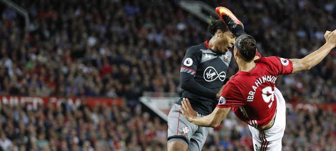 Zlatan Ibrahimovic zakončuje v akrobatické pozici v zápase Manchesteru United proti Southamptonu