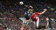 Zlatan Ibrahimovic zakončuje v akrobatické pozici v zápase Manchesteru United proti Southamptonu
