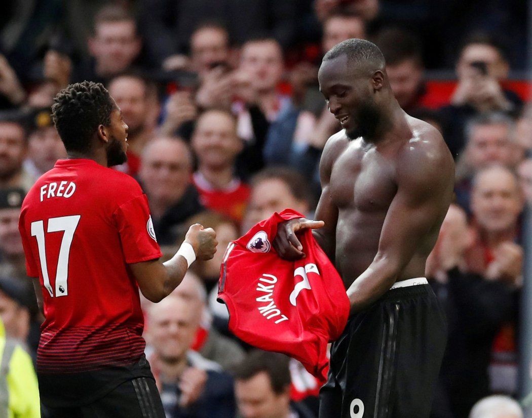 Romelu Lukaku si na oslavu rozhodující trefy utkání proti Southamptonu euforicky svlékl dres, za což obdržel žlutou kartu